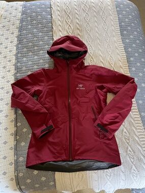 Arc'teryx Zeta LT Rain Jacket - Raspberry - Women's Medium - Like New